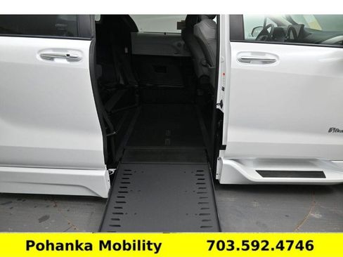 Used 2026 Toyota Sienna XLE FWD image 3
