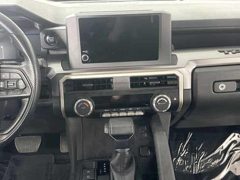 Used 2025 Toyota Tacoma SR5 AWD/4WD image 18