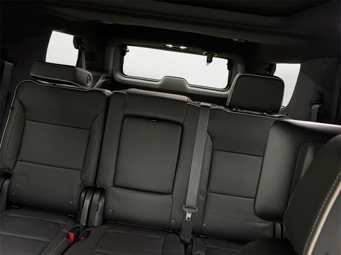 Used 2023 GMC Yukon SLT image 13