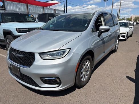 Used 2023 Chrysler Pacifica Touring-L image 4