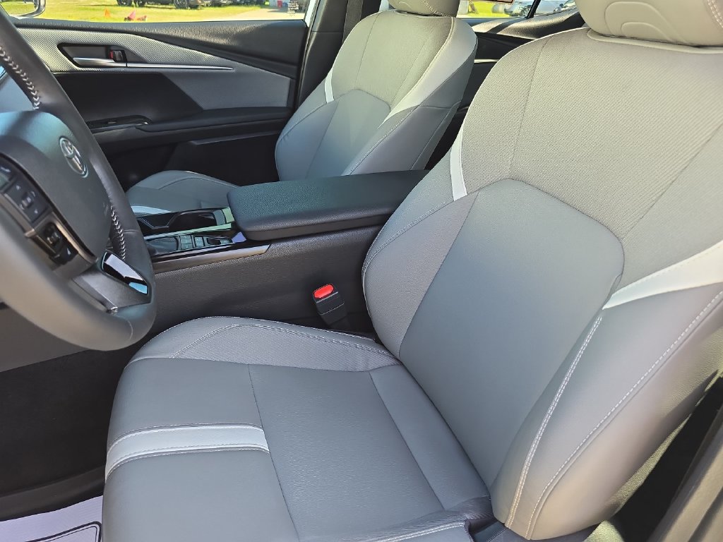 Used 2025 Toyota Camry SE w/ Convenience Package FWD image 12