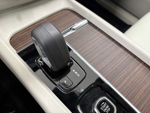 Used 2022 Volvo XC60 B5 Momentum image 22