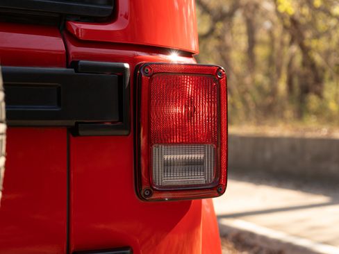 Used 2017 Jeep Wrangler Unlimited Sahara w/ Max Tow Package image 13