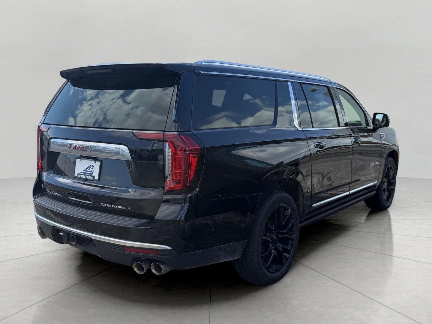 Used 2024 GMC Yukon XL Denali w/ Denali Reserve Package AWD/4WD image 7