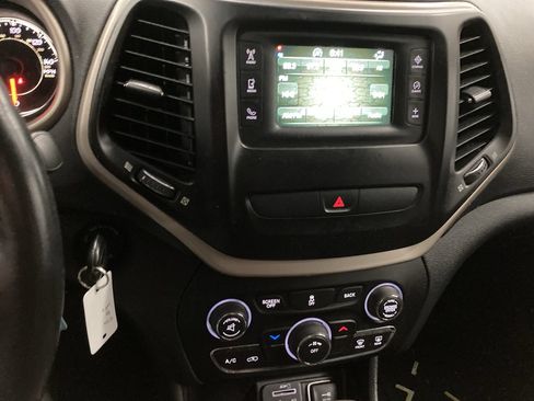 Used 2016 Jeep Cherokee Latitude AWD/4WD image 13