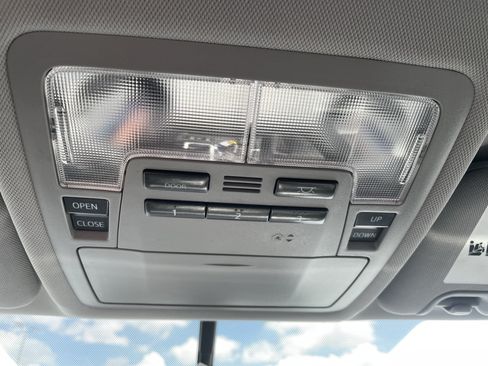 Used 2015 Toyota Highlander Limited AWD/4WD image 26