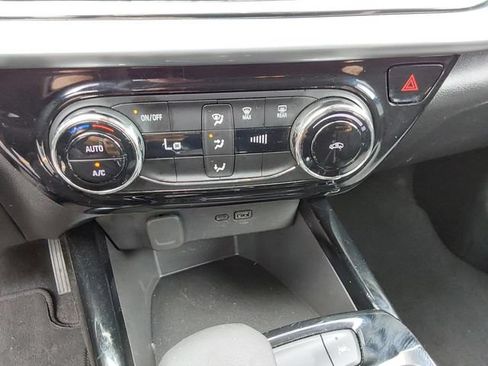 Used 2025 Chevrolet Trax LT FWD image 23