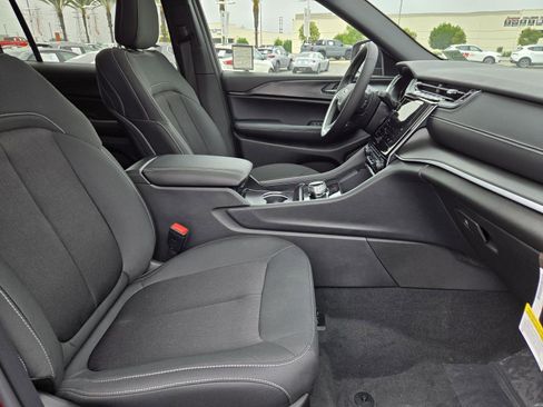 New 2025 Jeep Grand Cherokee L Laredo image 35