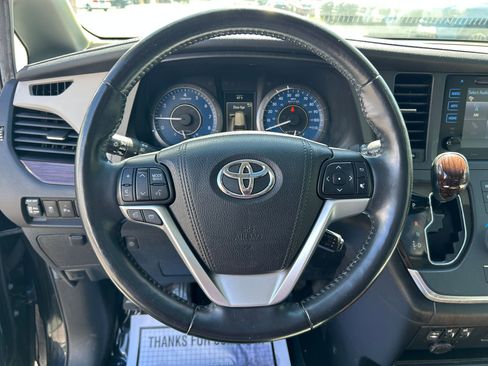 Used 2017 Toyota Sienna Limited image 13