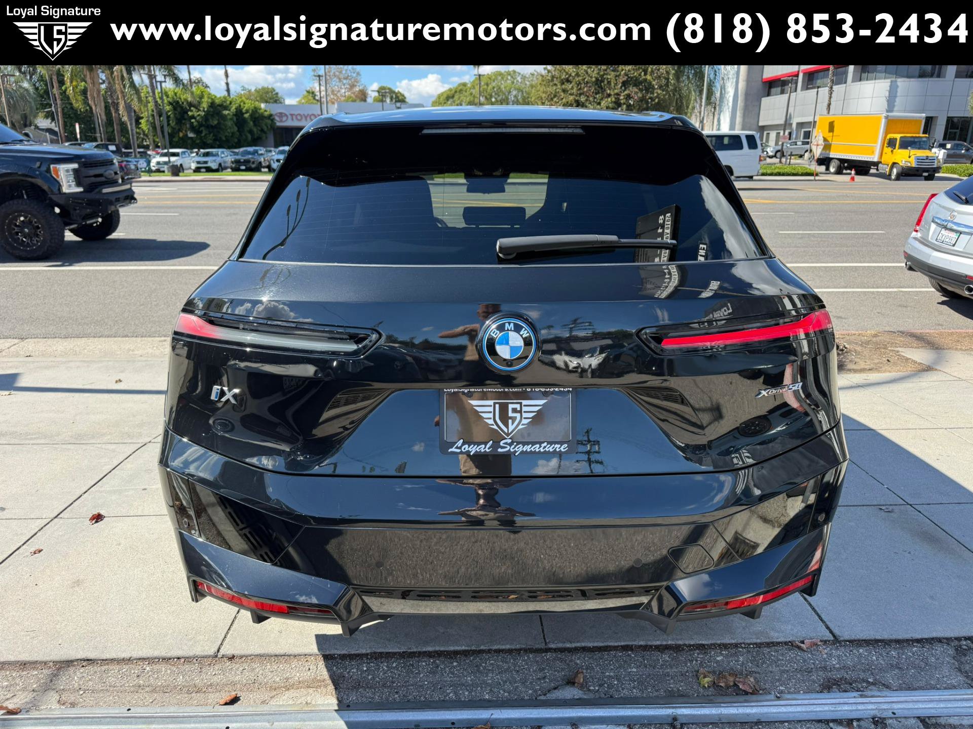 Used 2024 BMW iX xDrive50 w/ Sport Package AWD/4WD image 6