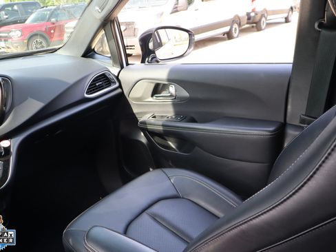 Used 2025 Chrysler Pacifica Select FWD image 22