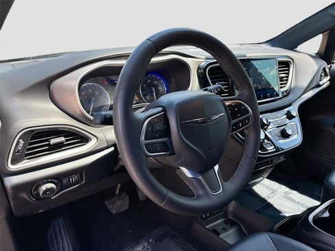Used 2025 Chrysler Pacifica Select FWD image 9