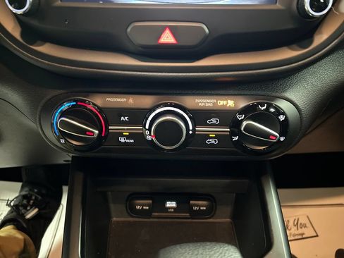 Used 2025 Kia Soul LX w/ LX Technology Package FWD image 17