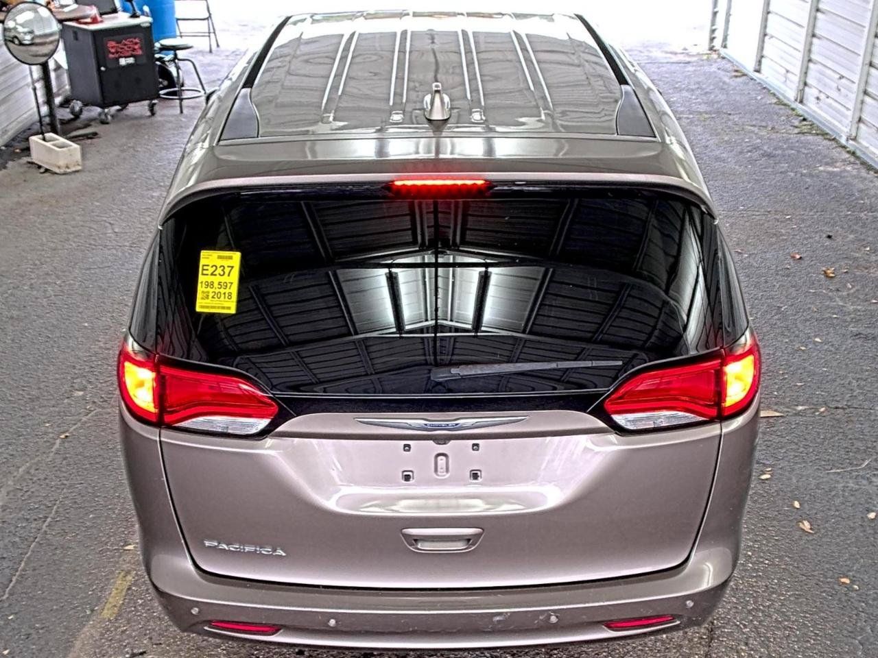 Used 2018 Chrysler Pacifica LX FWD image 3
