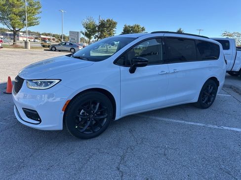 New 2026 Chrysler Pacifica Select image 14