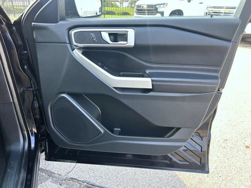 Used 2021 Ford Explorer XLT w/ Equipment Group 202A AWD/4WD image 15