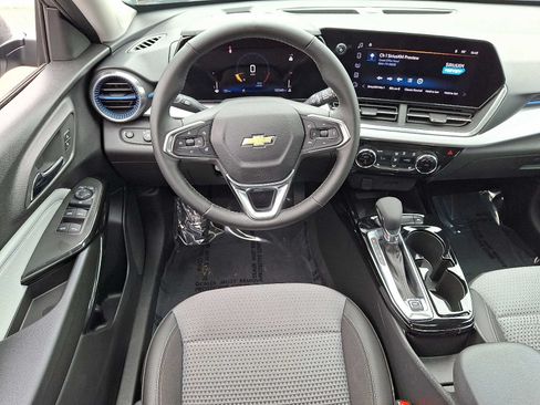 Used 2024 Chevrolet Trax LT w/ Sunroof Package FWD image 12