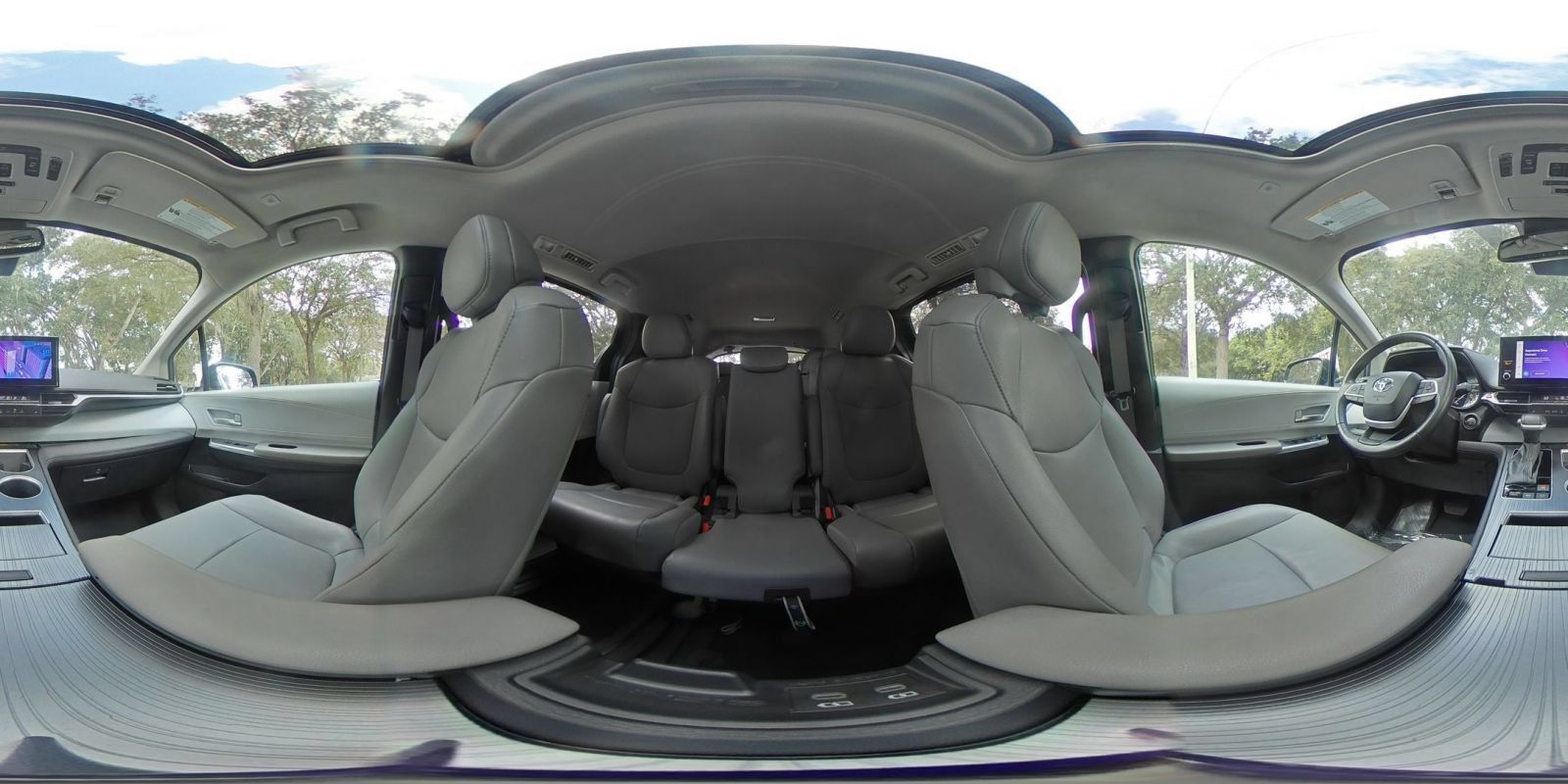 Used 2025 Toyota Sienna XLE FWD image 46