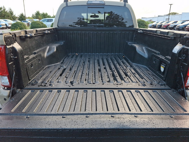 Used 2017 Toyota Tacoma TRD Sport w/ Premium & Technology Package AWD/4WD image 29