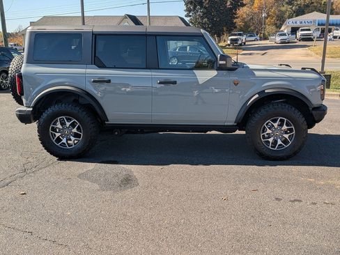 Used 2024 Ford Bronco Badlands image 2