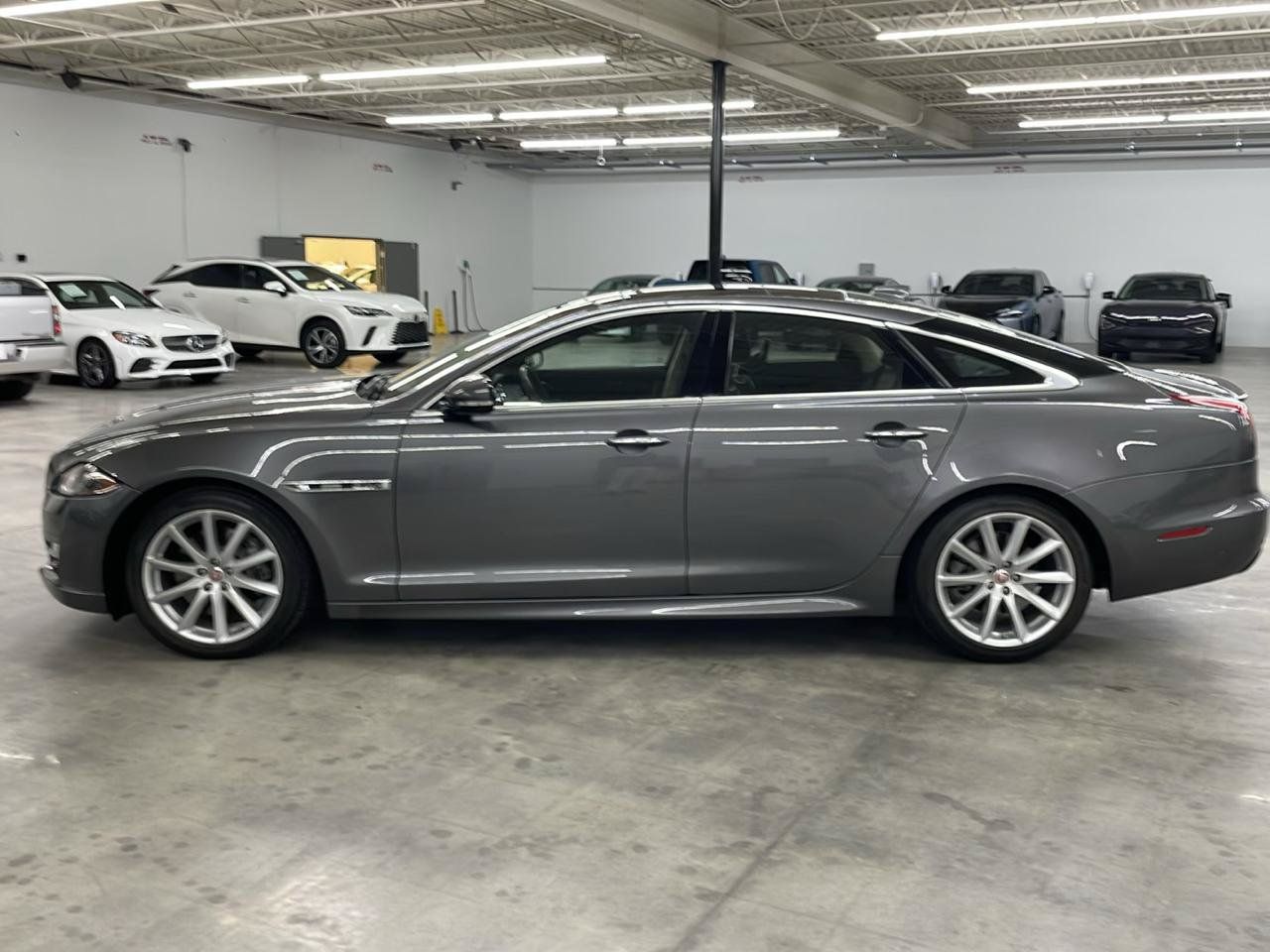 Used 2019 Jaguar XJ R-Sport RWD image 12