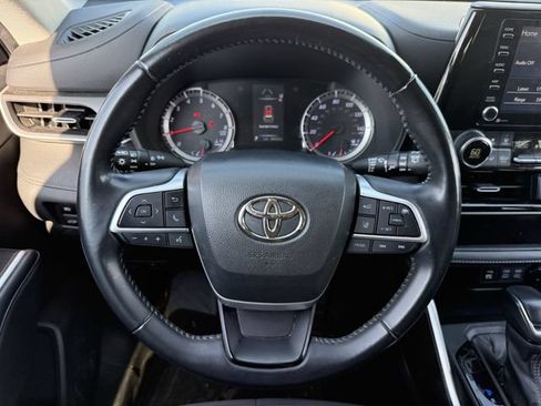 Used 2022 Toyota Highlander LE FWD image 13