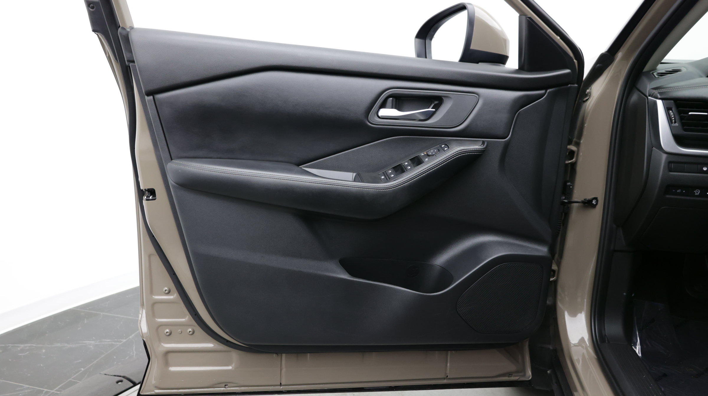 Used 2025 Nissan Rogue SV FWD image 11