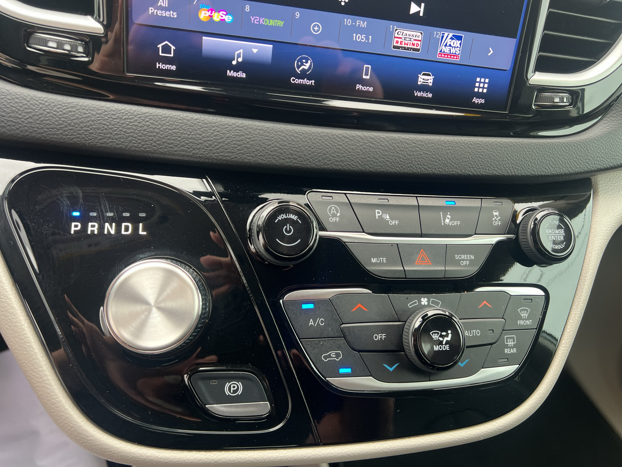 Used 2024 Chrysler Pacifica Touring-L FWD image 33