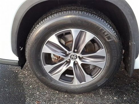 Certified 2023 Toyota Highlander XLE image 7