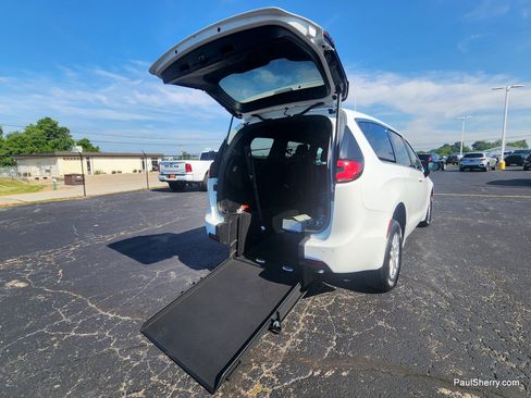 Used 2026 Chrysler Pacifica Select FWD image 9