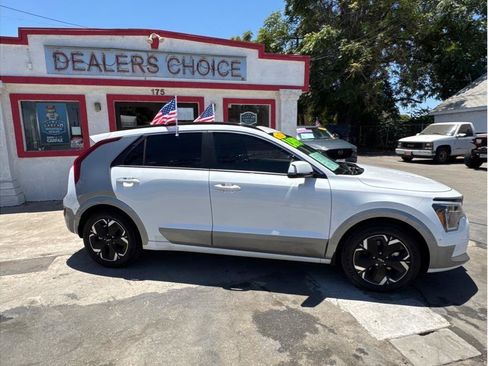 Used 2023 Kia Niro Wave FWD image 2