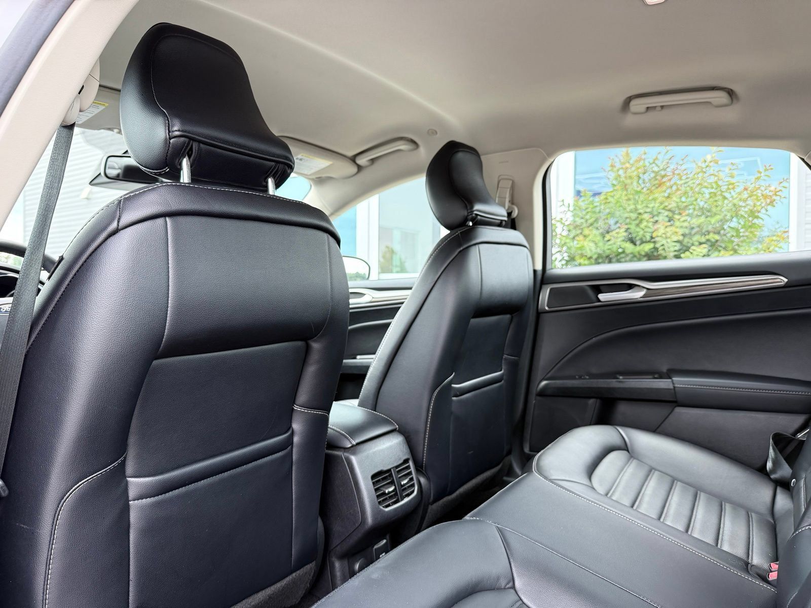 Used 2018 Ford Fusion SE w/ Equipment Group 602A FWD image 17