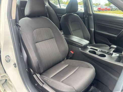 Used 2025 Nissan Altima 2.5 SV FWD image 37