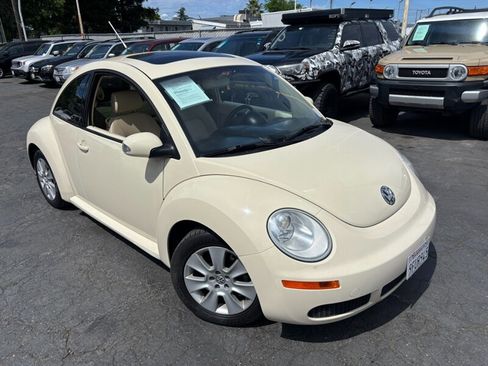 Used 2009 Volkswagen Beetle S image 2