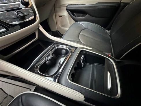Used 2022 Chrysler Pacifica Limited FWD image 19