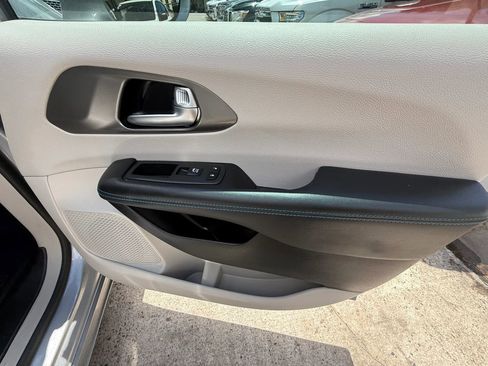 Used 2021 Chrysler Pacifica Touring-L w/ Premium & Safety Sphere Group FWD image 21