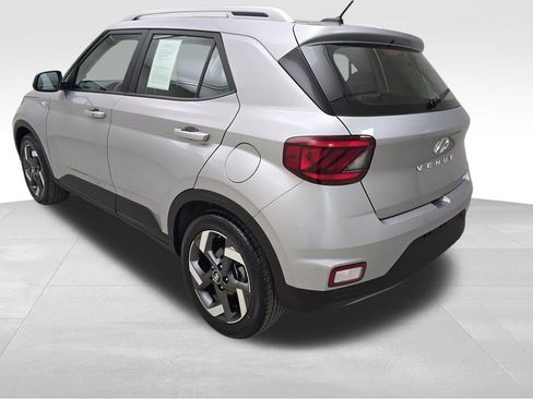 Used 2026 Hyundai Venue SEL FWD image 7