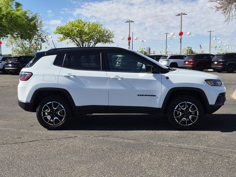 Used 2025 Jeep Compass Trailhawk AWD/4WD image 8