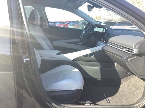 New 2025 Hyundai Elantra Limited image 9
