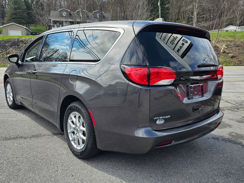 Used 2023 Chrysler Voyager LX image 14