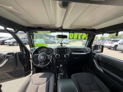 Used 2018 Jeep Wrangler Unlimited Sahara w/ Dual Top Group AWD/4WD image 14