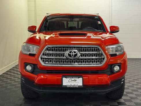 Used 2017 Toyota Tacoma TRD Sport AWD/4WD image 5