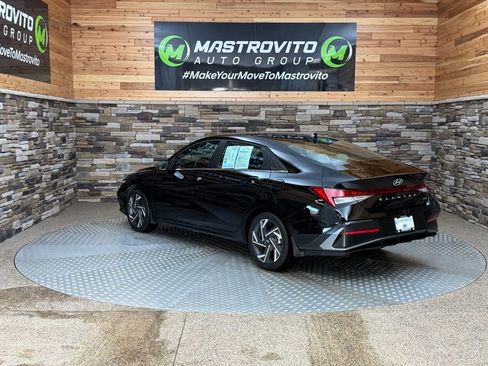 Certified 2025 Hyundai Elantra Limited FWD image 7
