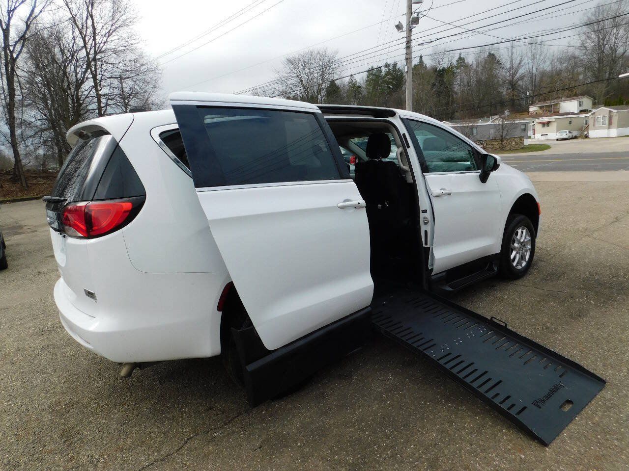 Used 2022 Chrysler Voyager LX FWD image 3