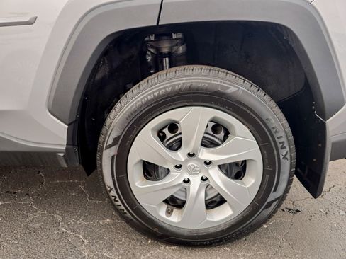 Used 2021 Toyota RAV4 LE image 12