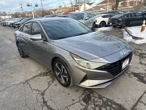 Used 2023 Hyundai Elantra SEL w/ Convenience Package image 3