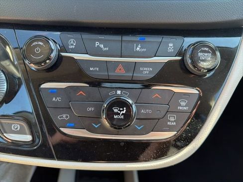 Used 2023 Chrysler Pacifica Touring-L FWD image 34