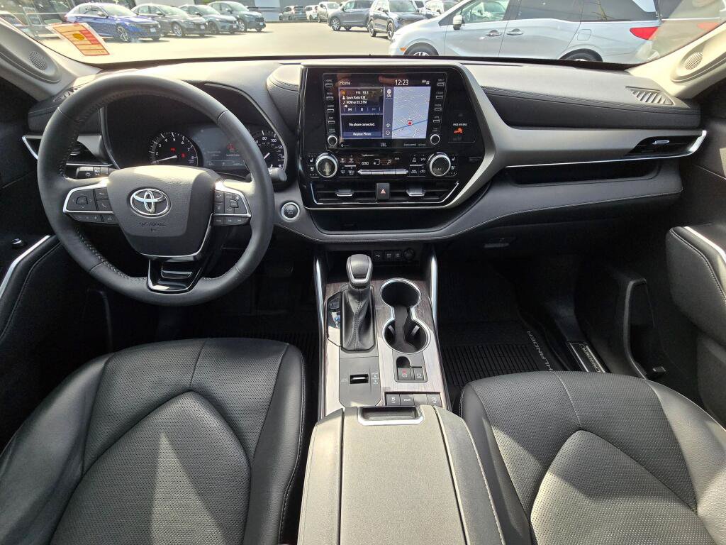Used 2021 Toyota Highlander Limited FWD image 2