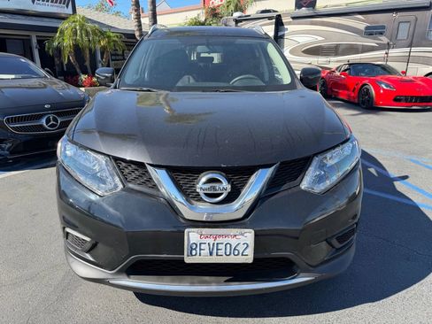 Used 2016 Nissan Rogue SV image 2