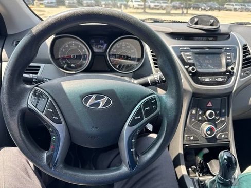 Used 2014 Hyundai Elantra SE w/ Option Group 02 FWD image 8